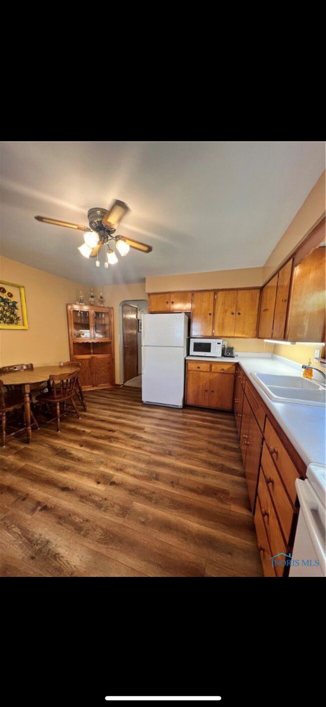 Building Photo - 240 E Perrin Ave