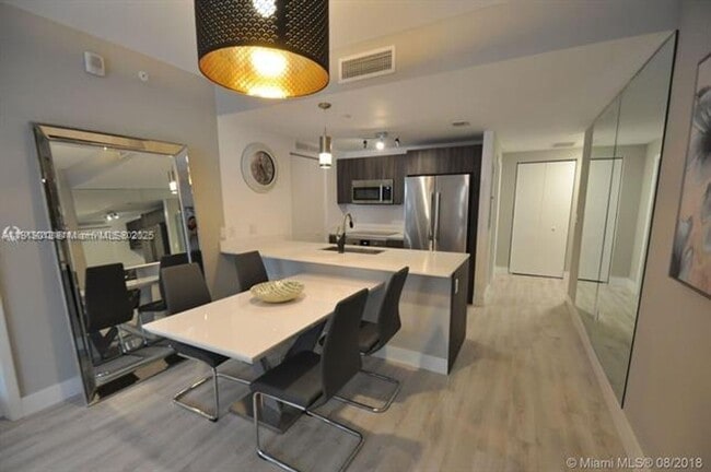 Foto del edificio - 488 NE 18th St