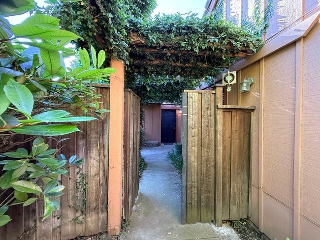 Building Photo - Cal Park Townhome for Rent in Chico CA | 2 Bed, Fenced Yard, Pet Friendly
