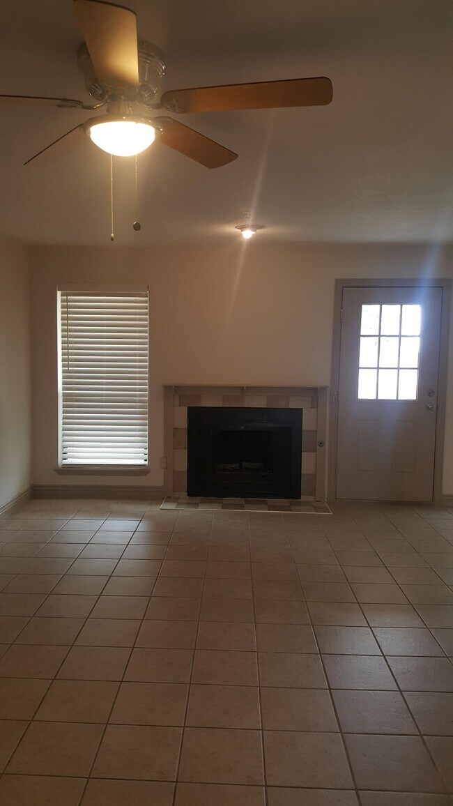 Building Photo - 353 Villa Canto St