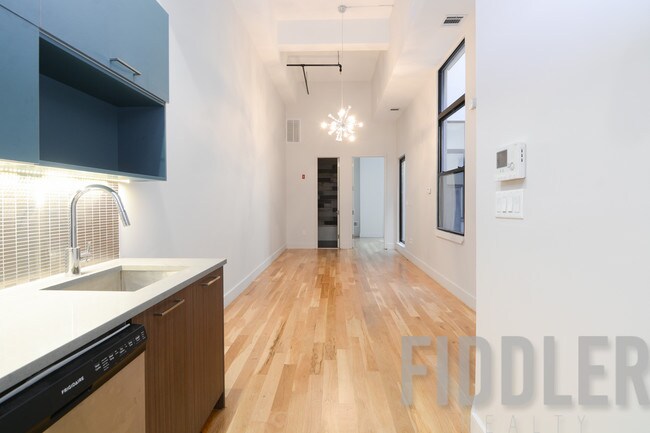 Building Photo - 372 Kosciuszko St
