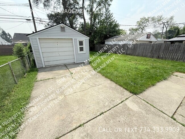 Building Photo - 14641 Russell Ave