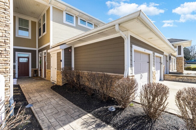 Building Photo - 440 Riverpointe Dr