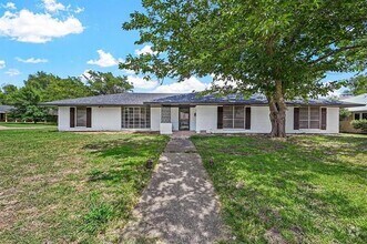 Building Photo - 1400 Crescent Dr