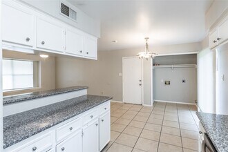 Building Photo - 206 N Forest Dr
