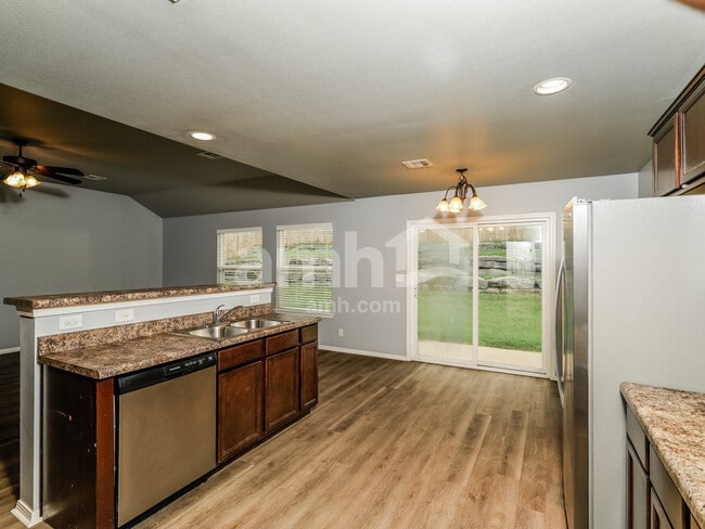 Foto del edificio - 2613 W Huntsville St