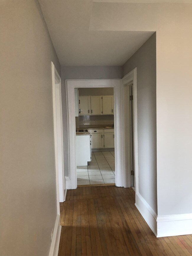 Building Photo - 1022 W 31st Pl