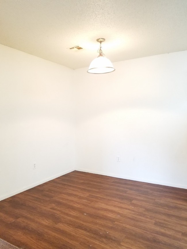 Building Photo - Nice 3 bedroom 2 bath apartment