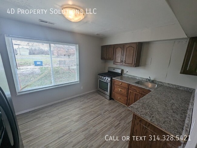Building Photo - Charming 3-Bedroom Home in St. Louis - Per...