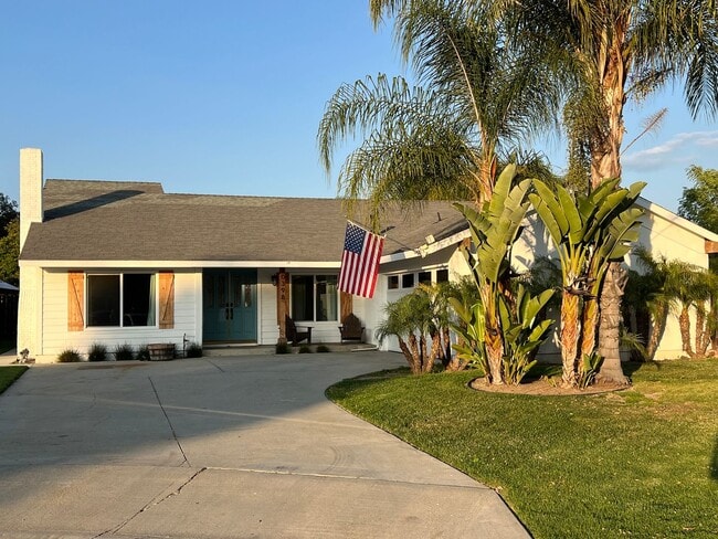 Building Photo - STUNNING Pool/Spa Single Story house with ...