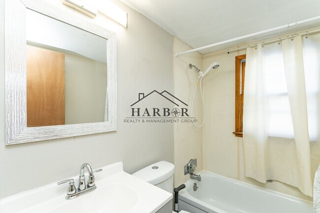 Foto del edificio - Recently Renovated 5 Bedroom Home! *1/2 OFF FIRST MONTH OF RENT*