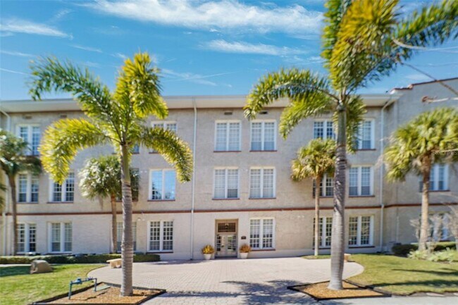 Foto del edificio - 701 Mirror Lake Dr N