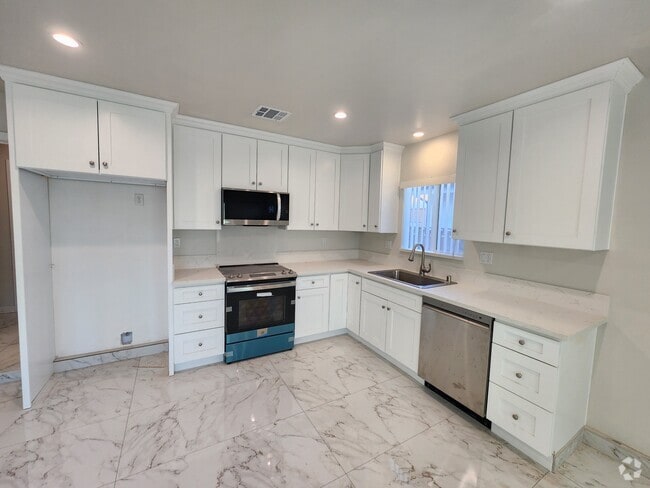 Building Photo - 9322 Cayuga Ave