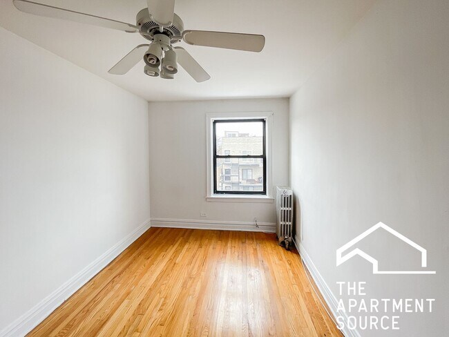Building Photo - 2542 W Summerdale Ave