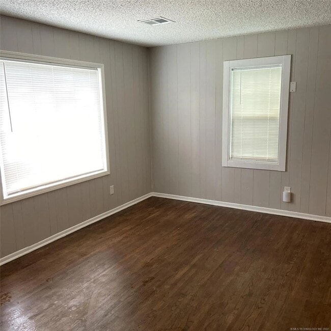 Foto del edificio - 1047 N Louisville Ave