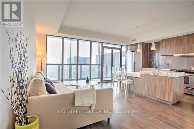 Building Photo - 101 Charles St E