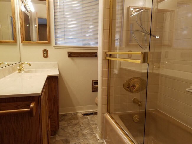 Building Photo - M/I Bonus! Nice Townhouse in Gated Complex...