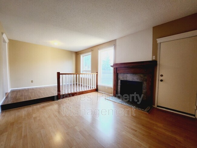 Photo du bâtiment - 636 Saddleback Rd NW