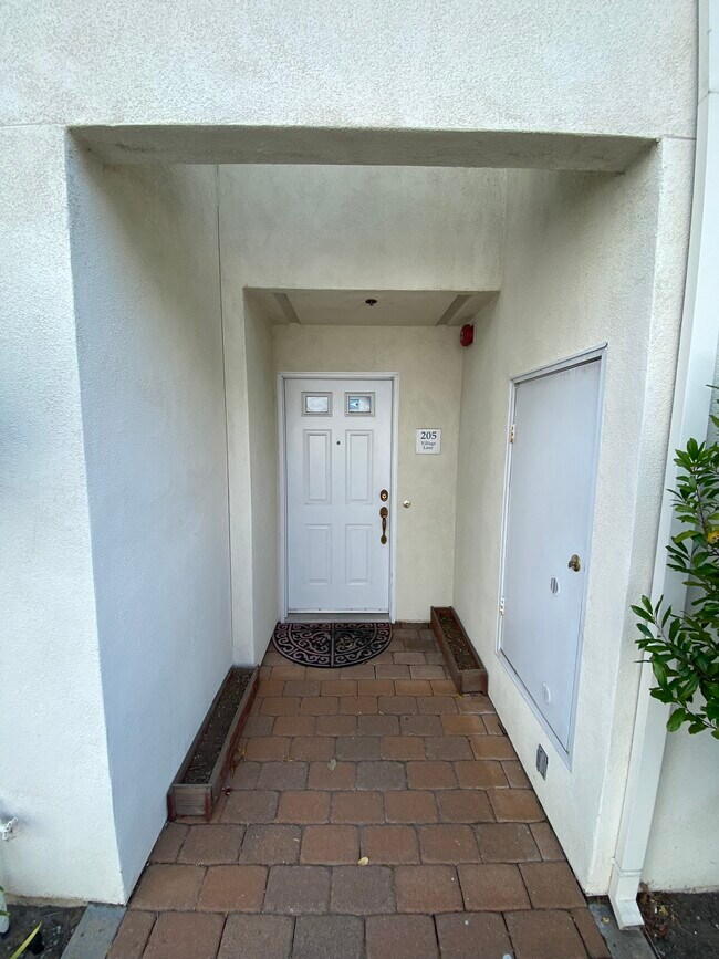Building Photo - 205 Village Ln