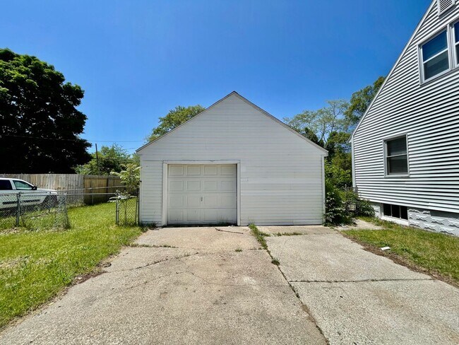 Building Photo - Three Bedroom Home in Muskegon