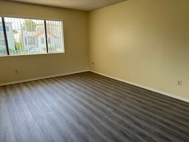 Foto del edificio - 956 W 13th St