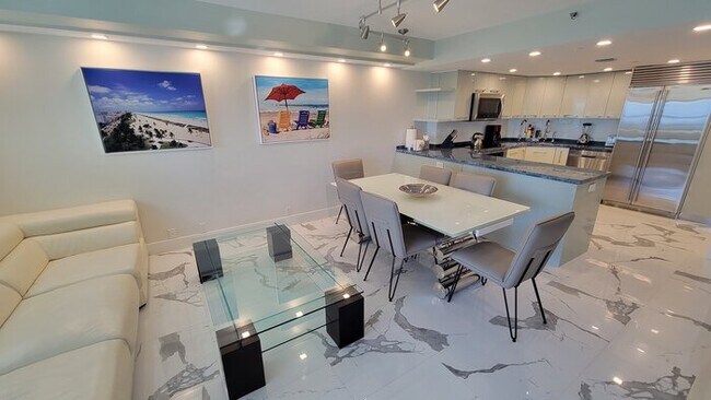 Building Photo - Alexander 901