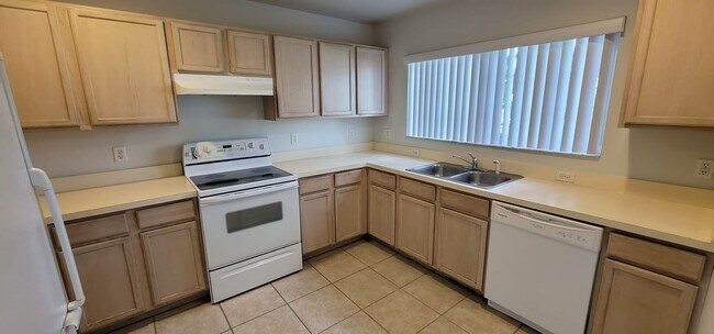 Building Photo - Lovely 2 story town home in Meadow Woods. ...