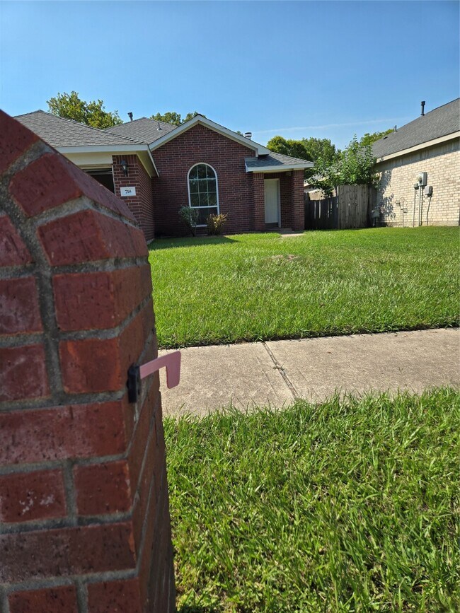Building Photo - 718 Chase View Dr