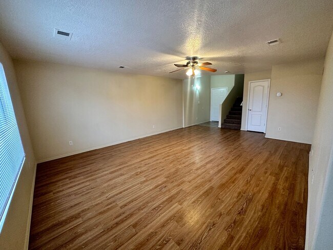 Foto del edificio - Spacious 4 bed 2.5 bath 3 car garage MOVE ...