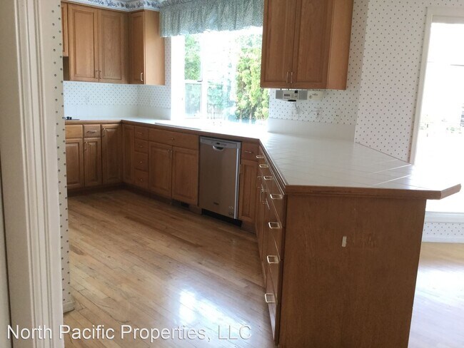 Building Photo - 4 br, 2.5 bath House - 19126 NE 45th Place