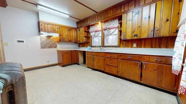 Foto del edificio - Coming soon! Huge house with garage