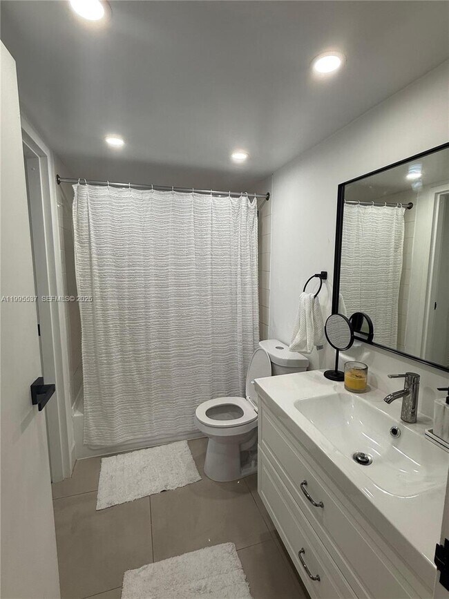 Foto del edificio - 7601 E Treasure Dr