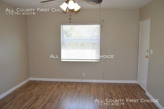 Building Photo - CHARMING AND UPDATED DOWNTOWN APARTMENT