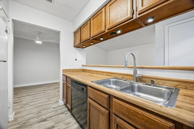 Building Photo - 904 Sirocco Dr