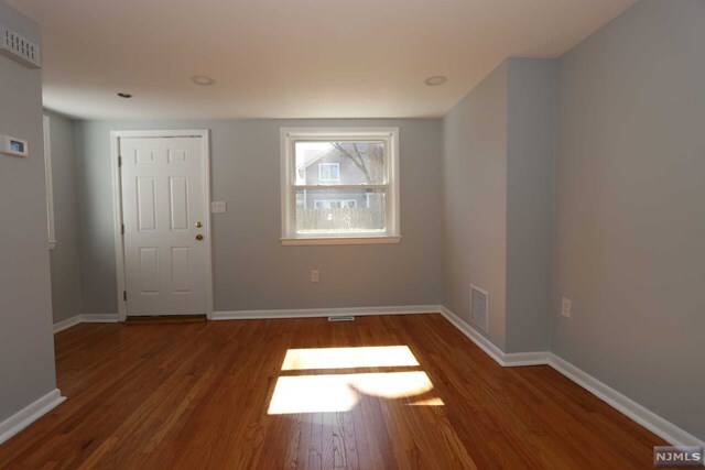 Building Photo - 166 Tenafly Rd