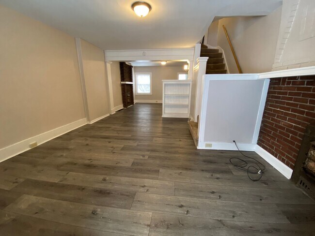 Foto del edificio - Charming Three Bedroom Townhouse in Squirrel Hill! Back Yard & Covered Front Porch! Call Today!