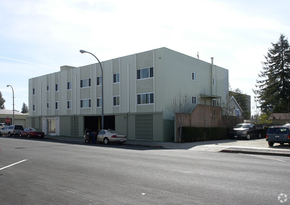Foto principal - 690 Bradford St