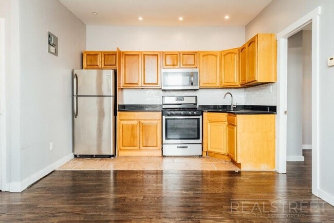Foto del edificio - Large 2 Bedroom Apt in Bushwick!