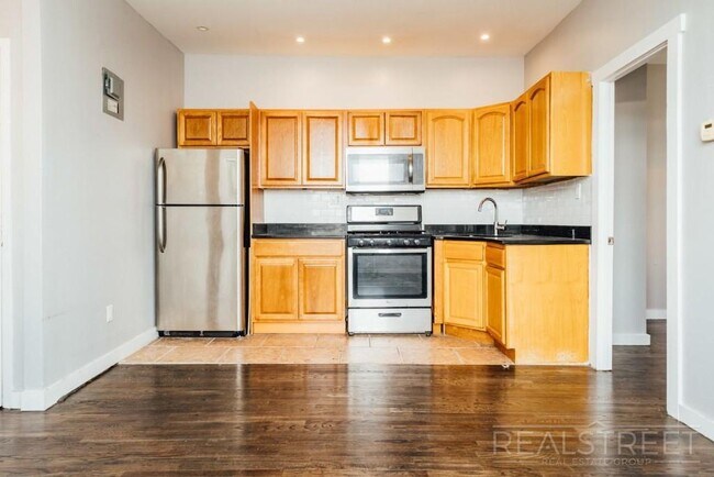 Building Photo - Large 2 Bedroom Apt in Bushwick!