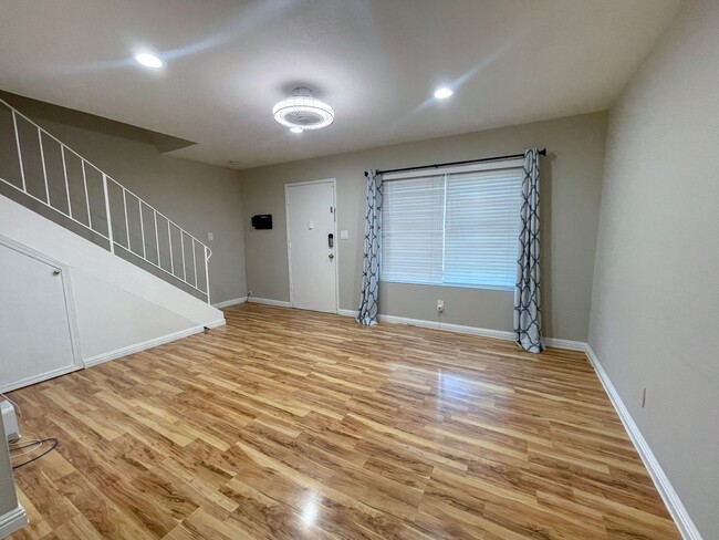 Building Photo - Updated 2 bed 1.5 bath townhome in central...