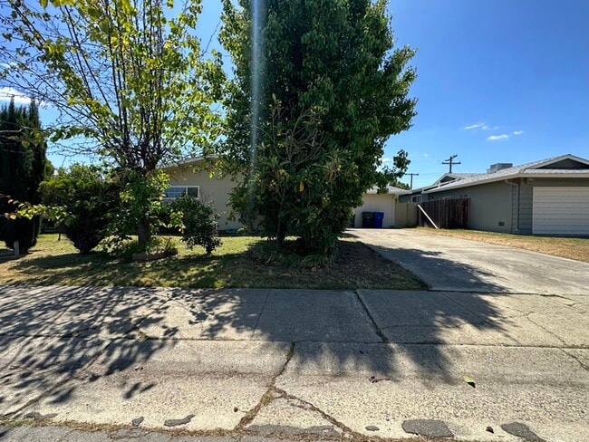 Building Photo - 3 bedroom 1 bathroom home located in Sacra...