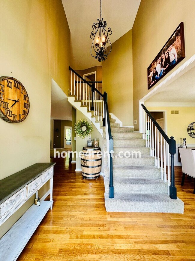 Foto del edificio - Beautiful Four Bedroom Home in a Quiet Neighborhood w/ an Updated Kitchen, Wood Floors, and a Fin...
