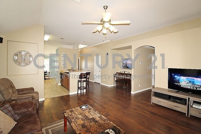 Building Photo - Beautiful 3/2/2 in Waxahachie For Rent!