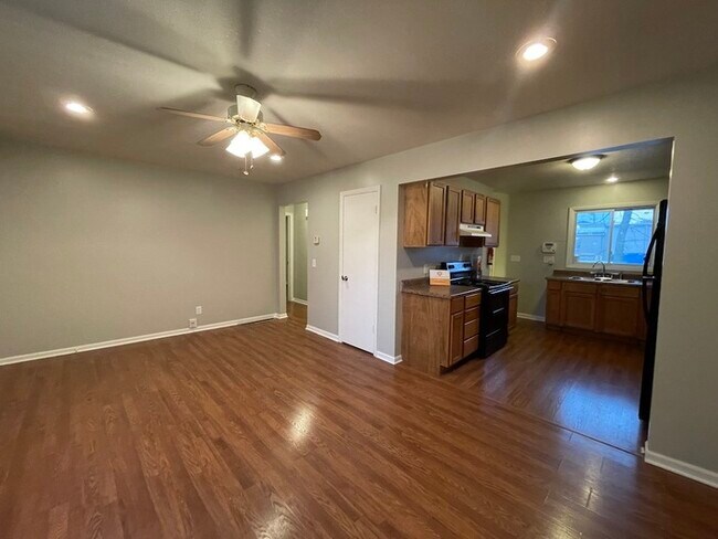 Building Photo - Spacious 2 bed/2 bath Milwood duplex!