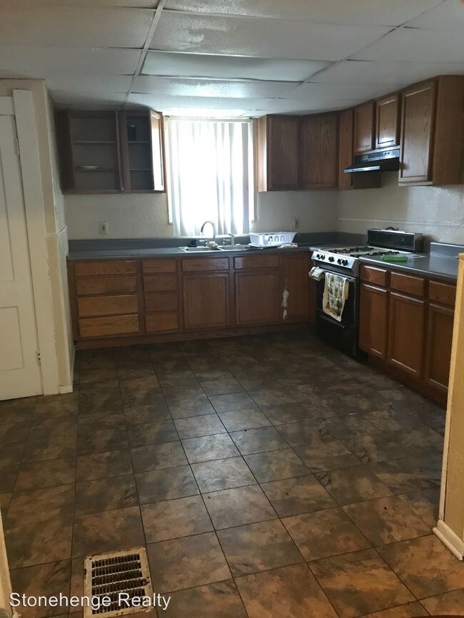 Building Photo - 4 br, 1 bath House - 710 Redwood Ave.