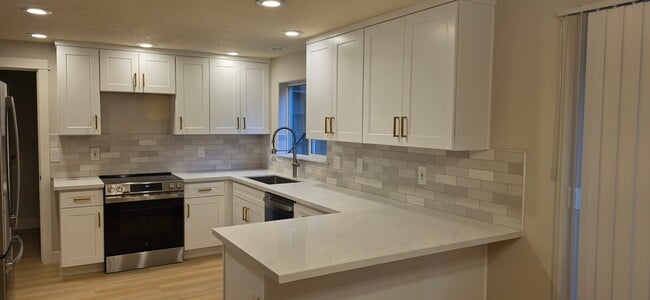 Building Photo - 4904 SE Bybee Blvd