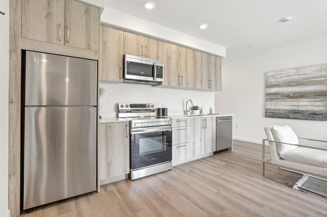 Building Photo - 224 N Alvarado St