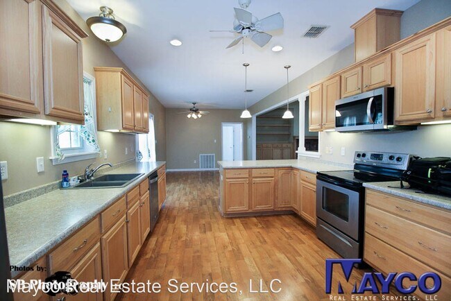 Foto del edificio - 3 br, 2.5 bath House - 8411 Buncombe Rd.