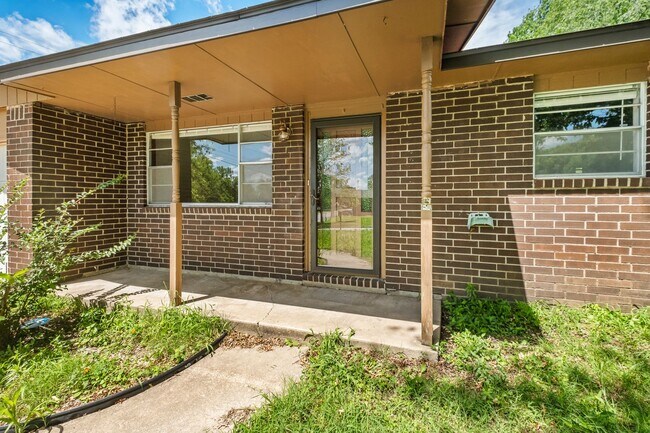 Building Photo - Charming 3 bed/1 bath home!
