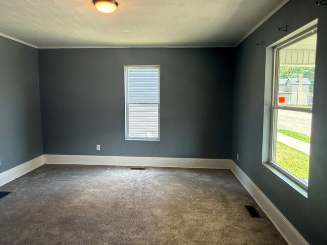 Building Photo - Large 3-Bed 2-Bath Home Uhrichsville